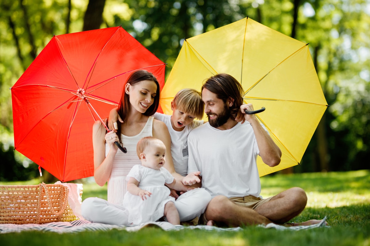 Зонтик семьи. Семья под зонтом. Под семейным зонтиком. Чтение под зонтиком с семьей. Японская семья под зонтиком.